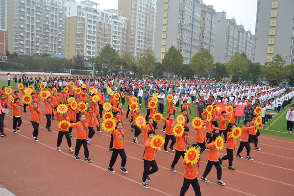 郑东新区聚源路小学举办趣味运动会 学生家长齐上阵