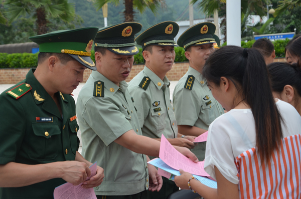 中越边检部门在云南天保口岸开展联合法律宣传活动