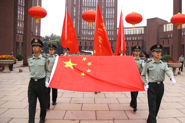 天津科技大学国防生：国旗引领我前进