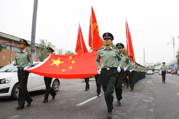 天津科技大学国防生：国旗引领我前进