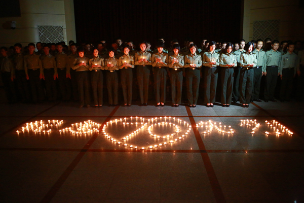 烈士纪念日：天津科大国防生点燃蜡烛缅怀先烈