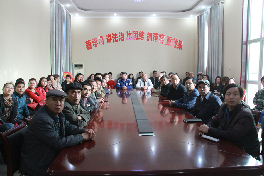 轮台县各族干部群众收看自治区成立60周年电视直播反响强烈
