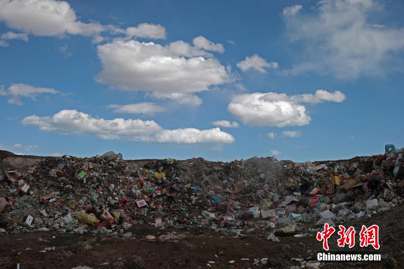 青海湖景区面临垃圾污染 蓝天白云下垃圾成堆