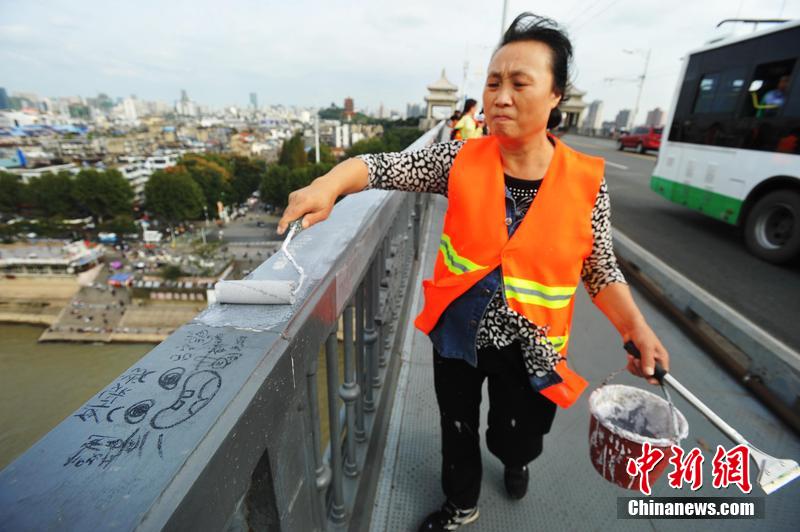 武汉长江大桥现大量涂鸦 工作人员集中清理