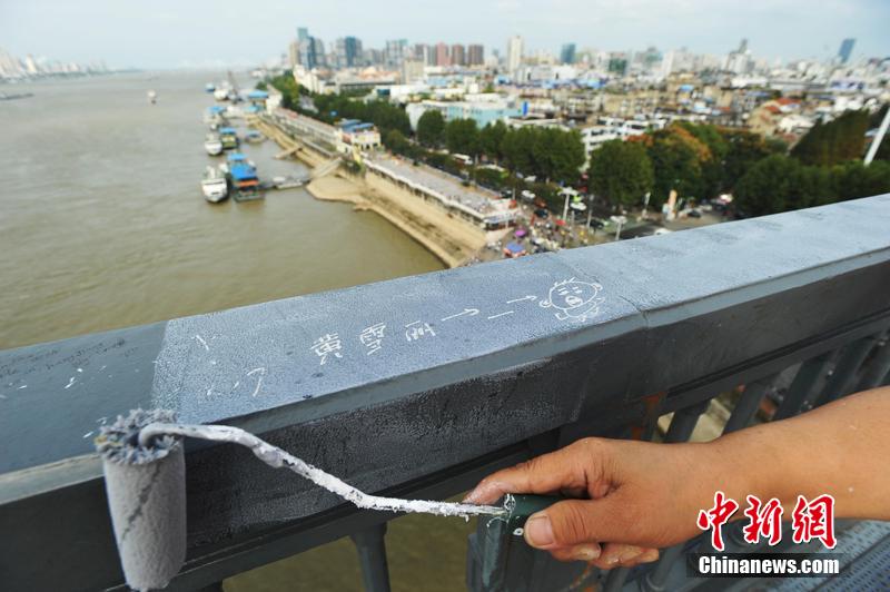 武汉长江大桥现大量涂鸦 工作人员集中清理