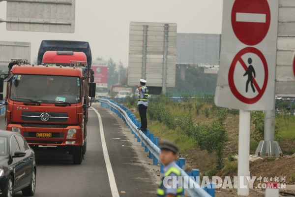 把平安畅通献给节日 湖北高警国庆安保掠影