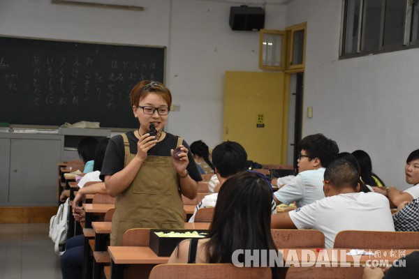 个性营销课 武汉工程科技学院老师送学生紫砂壶