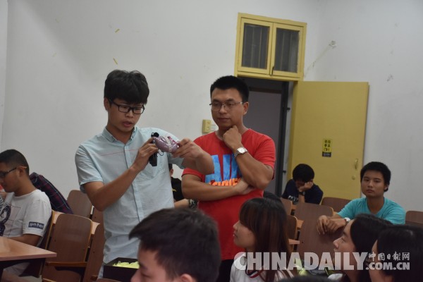 个性营销课 武汉工程科技学院老师送学生紫砂壶