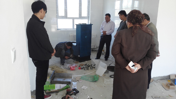 新疆额敏县工商局为住村工作组安装锅炉送温暖