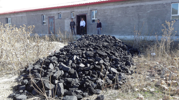 新疆额敏县工商局为住村工作组安装锅炉送温暖