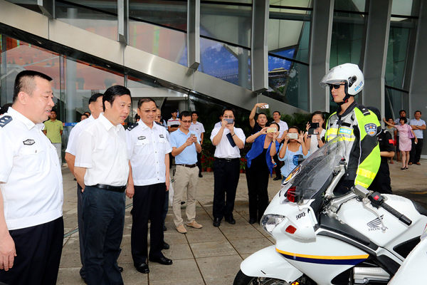 三亚成立国内首支旅游警察队伍