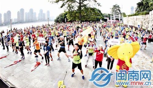 为青运会加油 500多名跑步爱好者闽江畔开跑