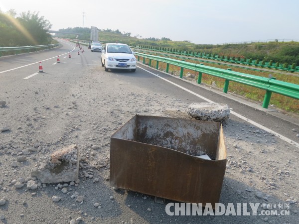高速上突发惊险一幕 数百斤钢板石块砸到路面