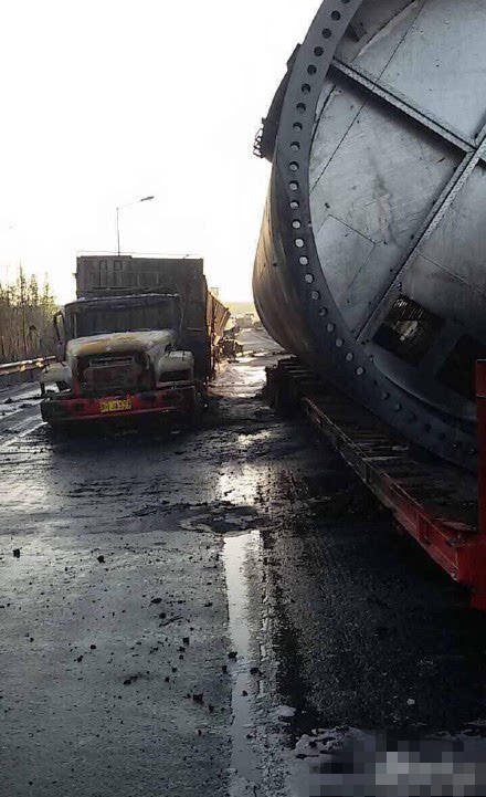 济青高速唐王立交段20多个油罐爆炸 3车被焚