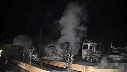 济青高速唐王立交段20多个油罐爆炸 3车被焚