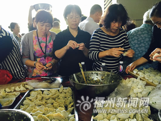 小区邻里节千人吃饺子　国际华府业主自办邻里节