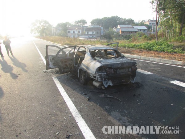 修车时被接错线路 小轿车上路被烧成空壳