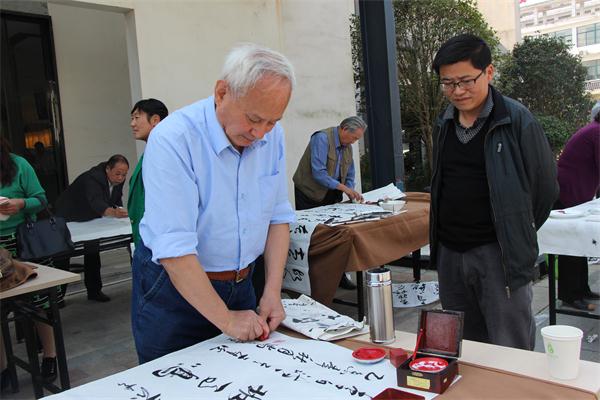 中国公益书画院在安徽天悦湾传播爱心
