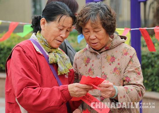 秦皇岛市各社区以多种方式为老人过“重阳”