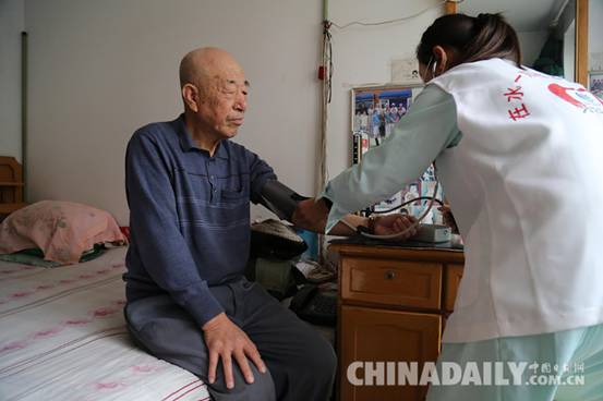 秦皇岛市各社区以多种方式为老人过“重阳”