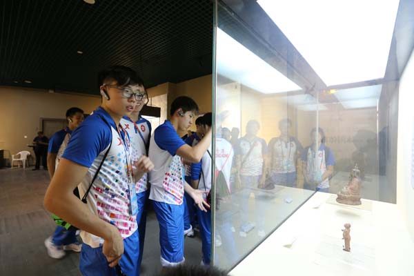 青运会组委会组织港澳代表团运动员赴省博物院观展