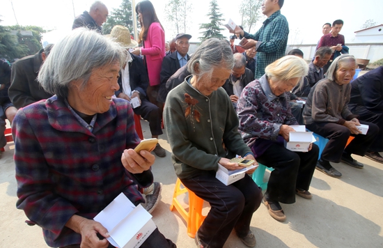 河南上蔡：200爱心手机重阳节帮老人“牵挂”在外儿女