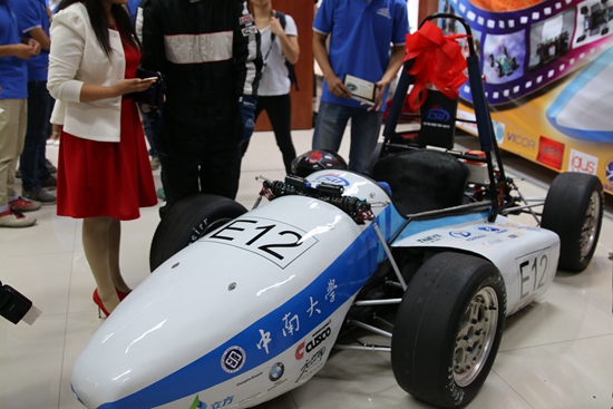 湖南首辆电动方程式赛车亮相中南大学