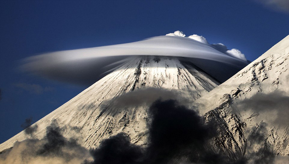 俄罗斯山脉上空惊现怪云 形如UFO(高清组图)