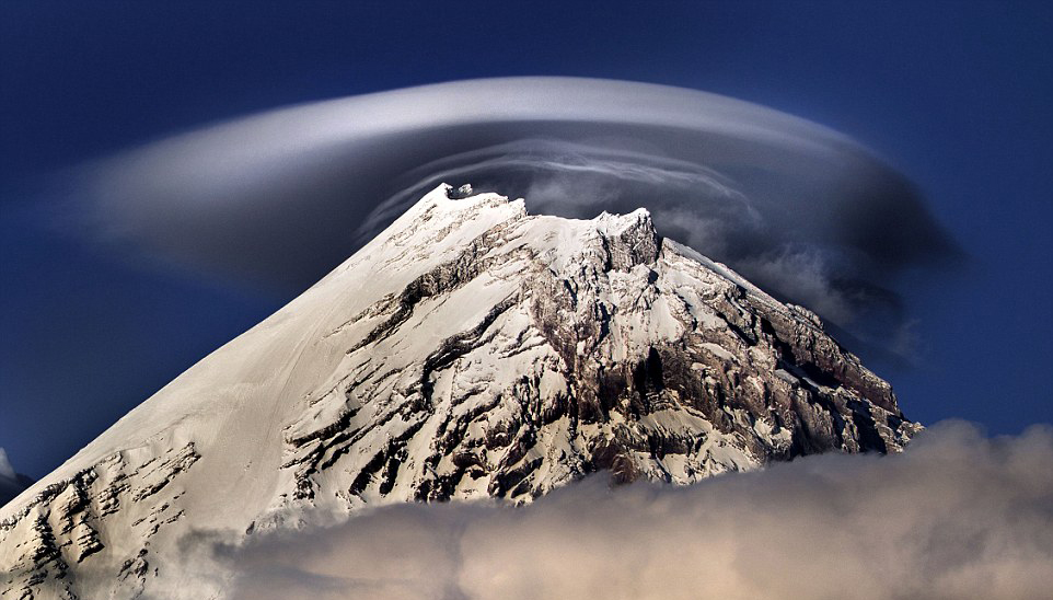 俄罗斯山脉上空惊现怪云 形如UFO(高清组图)