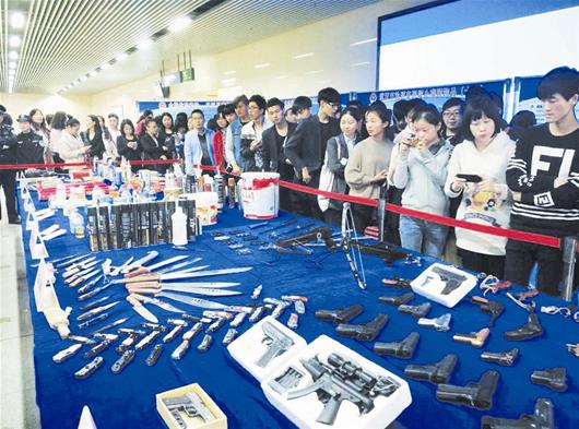 武汉地铁安检一年查获6万件违禁品 引市民围观(图)