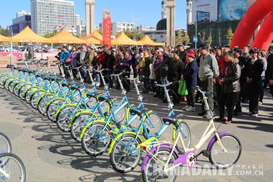 秦皇岛市爱心企业向贫困家庭捐赠自行车