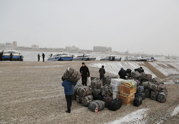 中俄界江开通冬季气垫船运输
