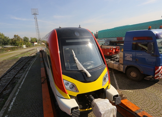 欧洲迎来首列中国动车组 中国中车株机公司出口欧洲首列动车组抵达马其顿
