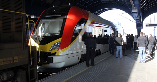 欧洲迎来首列中国动车组 中国中车株机公司出口欧洲首列动车组抵达马其顿