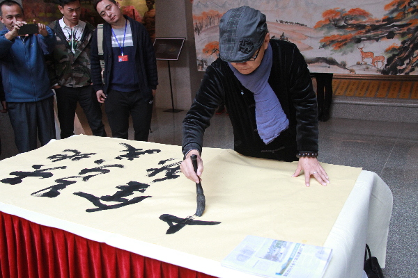 国家一级美术师吕保林向轮台捐献巨幅胡杨画作