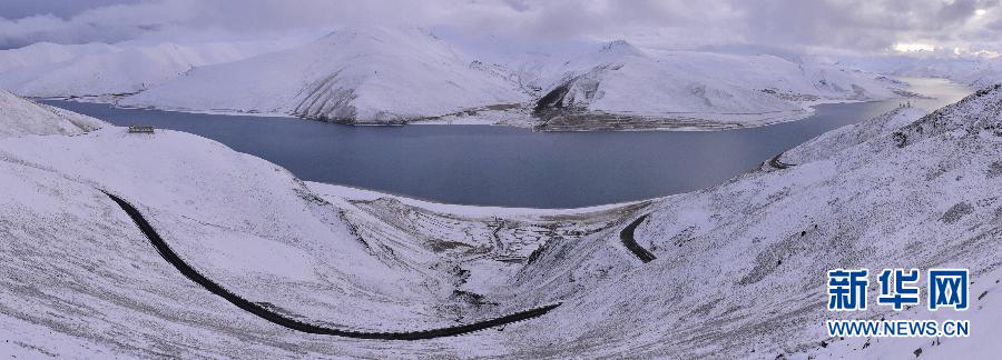 西藏羊湖银装素裹迎初冬