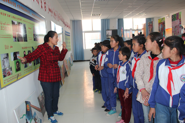 阿克陶县小白杨双语小学教师向学生现场讲解非法宗教活动表现形式