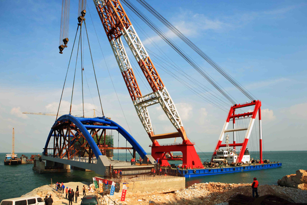 中海油烟台港30万吨级原油码头两跨钢拱引桥成功安装就位