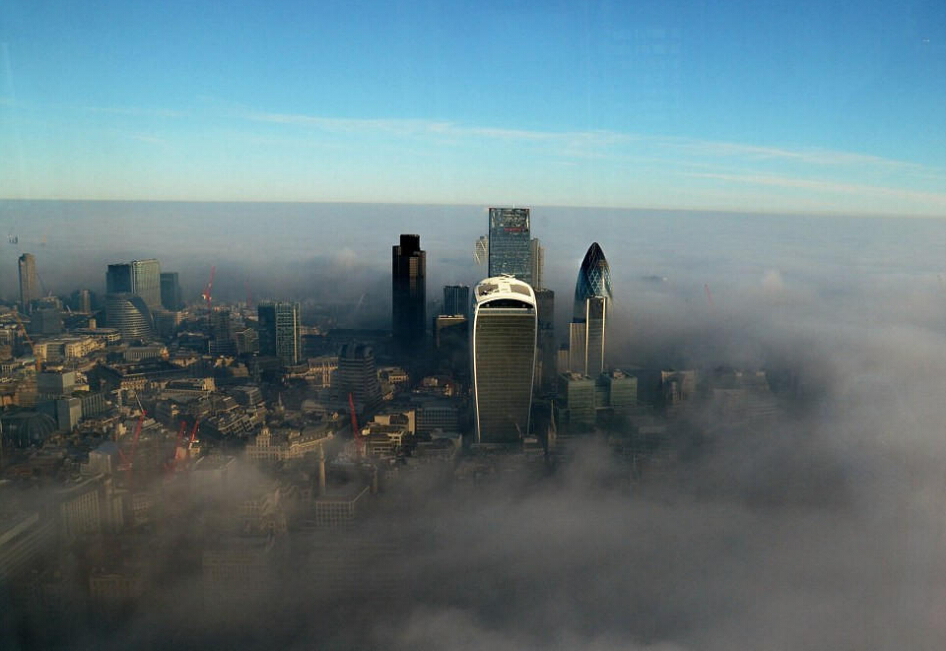 英国伦敦大雾成“仙境”　200多趟航班延误