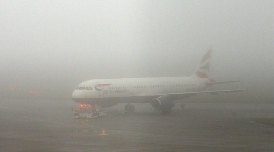 英国伦敦大雾成“仙境”　200多趟航班延误