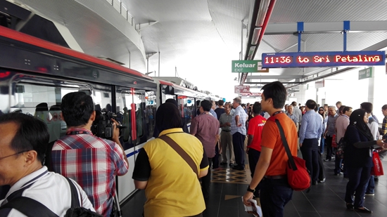 中国出口东盟首个轻轨项目正式投入运营 中国中车株机公司轻轨车辆服务马来西亚安邦线