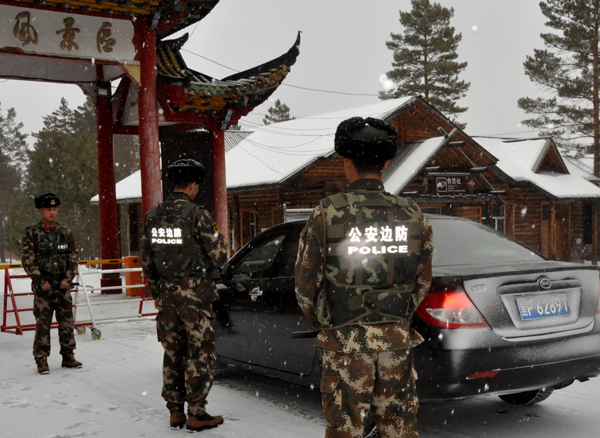黑龙江漠河降雪最低气温-19℃ 边防官兵护卫游客安全“找北”