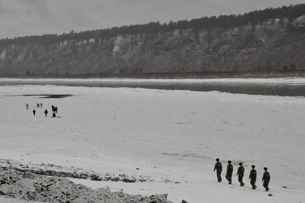 黑龙江漠河降雪最低气温-19℃ 边防官兵护卫游客安全“找北”