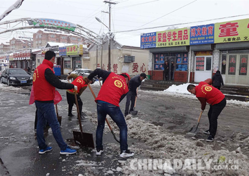 河北万全志愿者积极开展清扫积雪活动