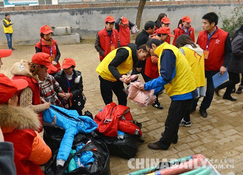 河北爱心志愿者对石家庄灵寿山区60余名贫困学生爱心捐助