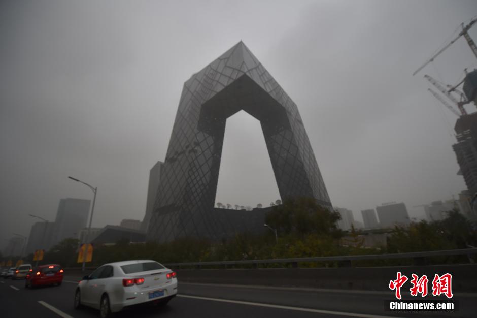 北京遭遇重度雾霾 局地能见度不足500米