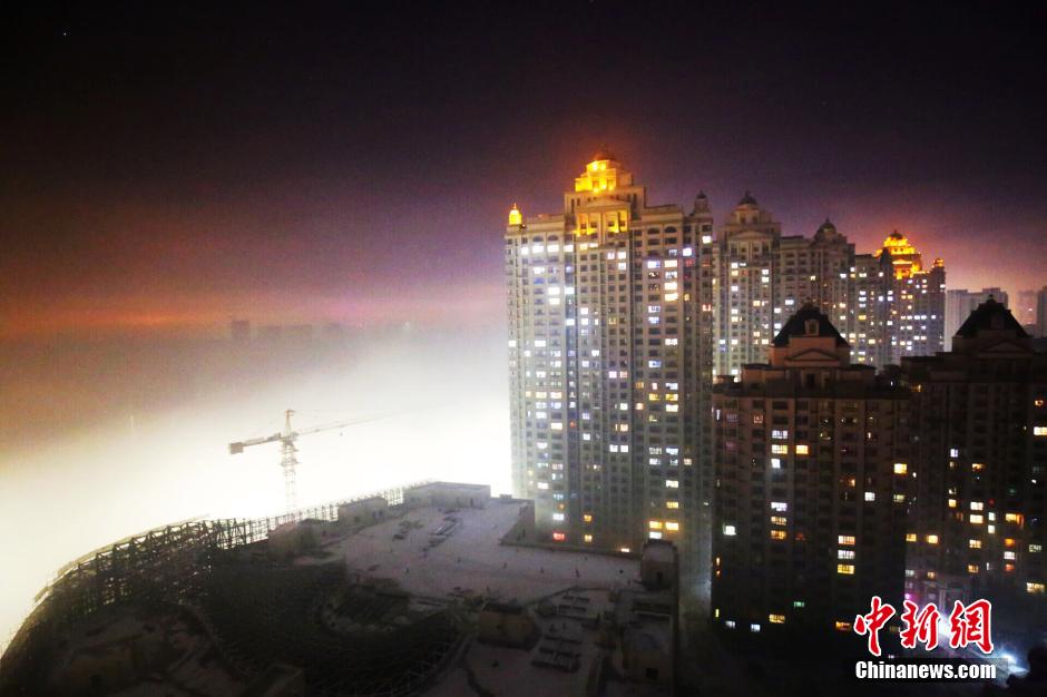 哈尔滨“大雾袭城” 多条高速关闭航班取消
