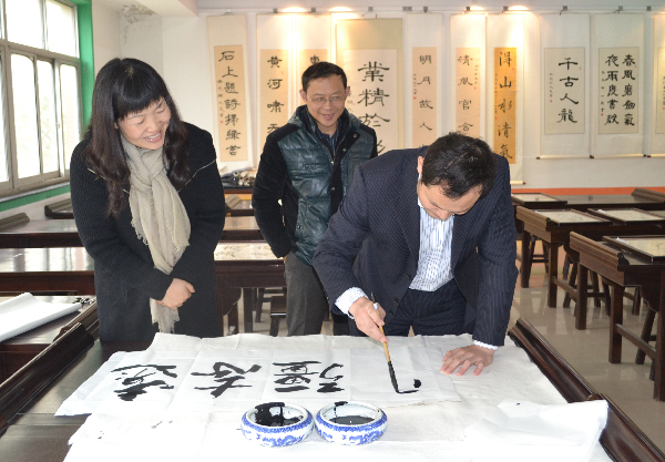 中国书协教授到郑州一小学指导书法教学 以书法了解文化