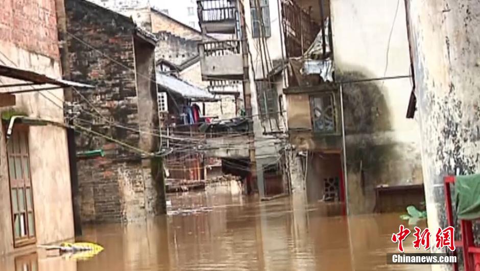 广西初冬遭反常暴雨袭击 贺州34栋楼房遭洪水围困
