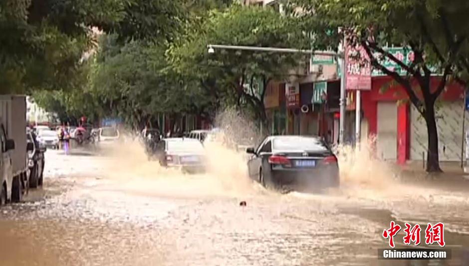 广西初冬遭反常暴雨袭击 贺州34栋楼房遭洪水围困